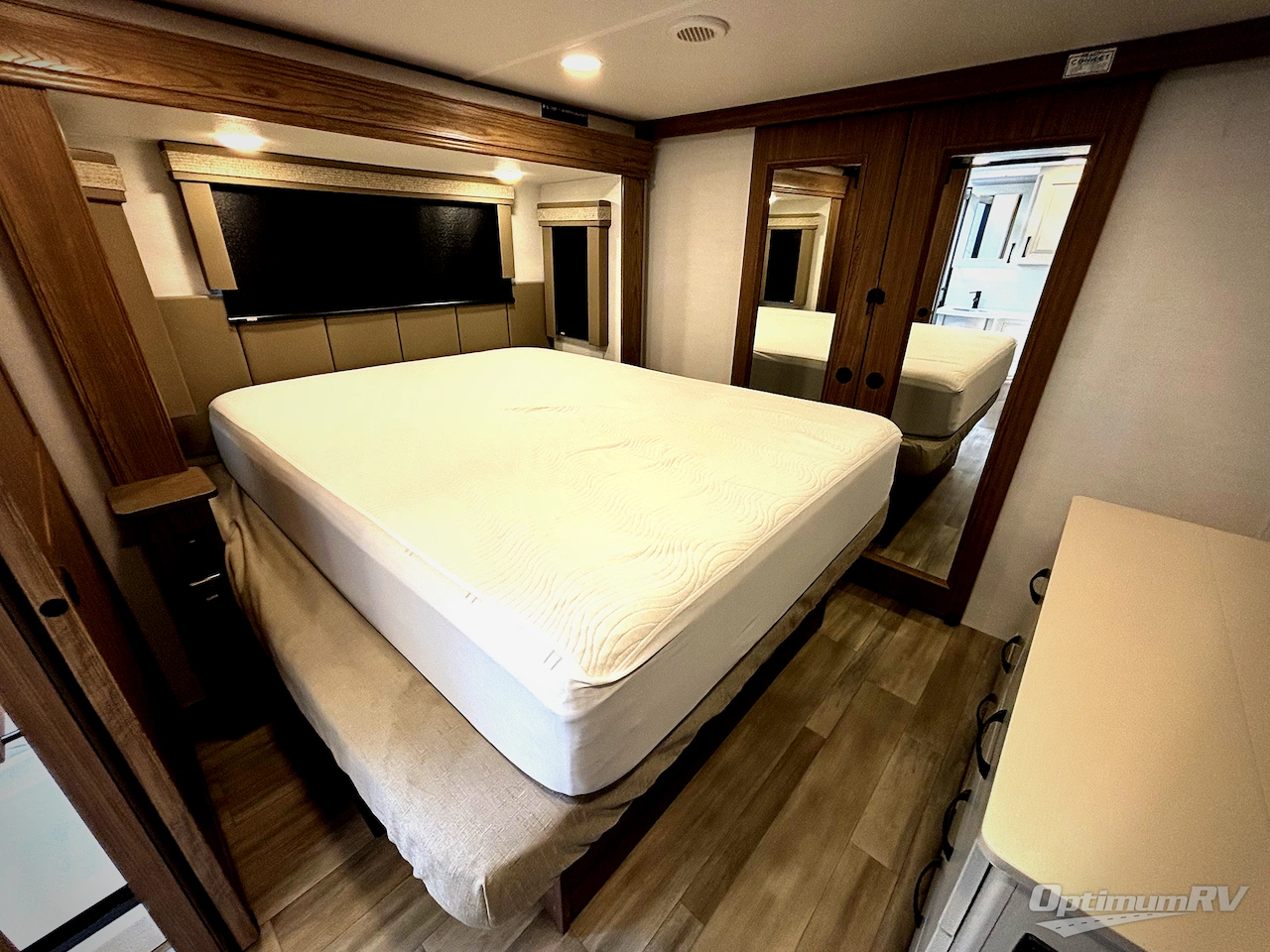 2024 Alliance Paradigm 395DS Photo 8