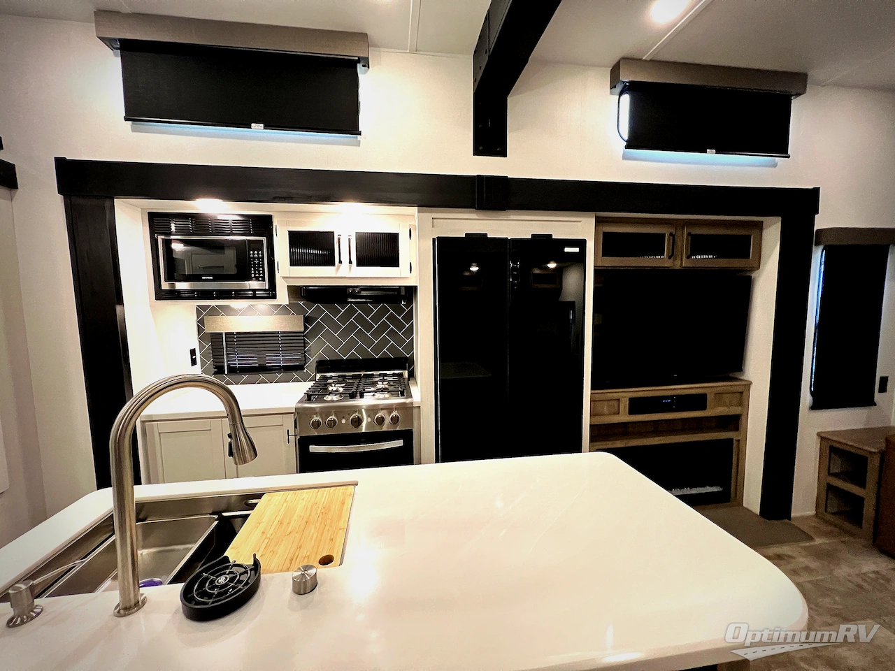 2025 Palomino Puma Destination 402LFT Photo 6