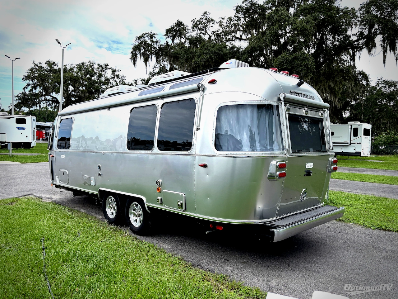2023 Airstream Flying Cloud 25FB Twin Photo 3
