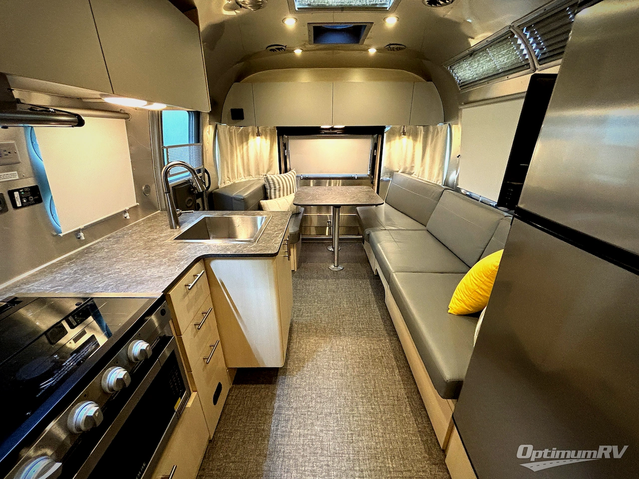 2023 Airstream Flying Cloud 25FB Twin Photo 4
