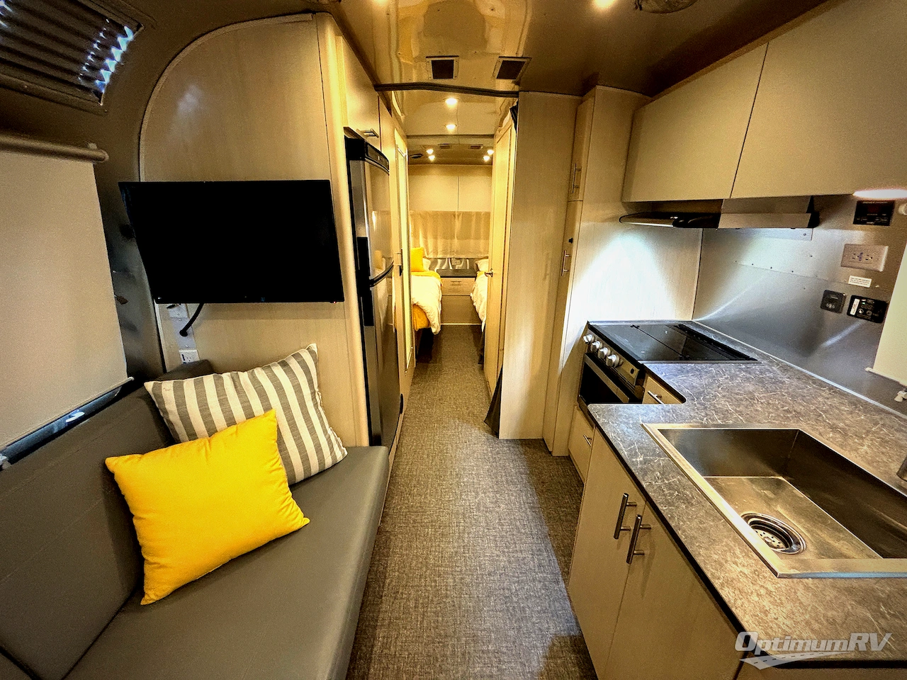 2023 Airstream Flying Cloud 25FB Twin Photo 5