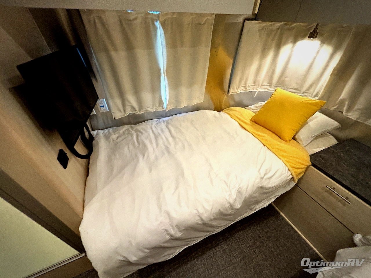 2023 Airstream Flying Cloud 25FB Twin Photo 9