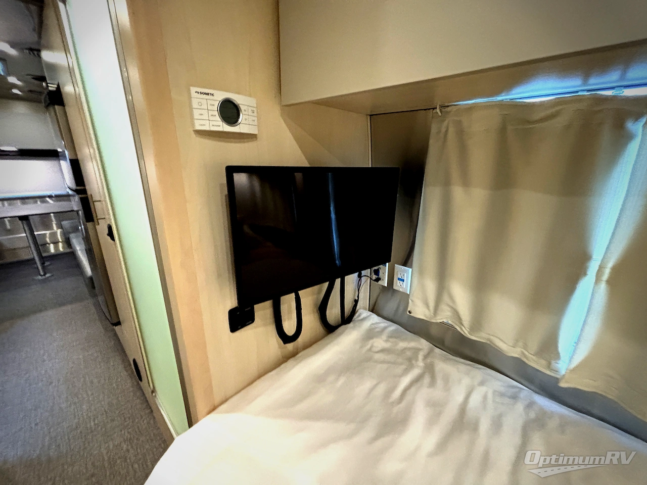 2023 Airstream Flying Cloud 25FB Twin Photo 10