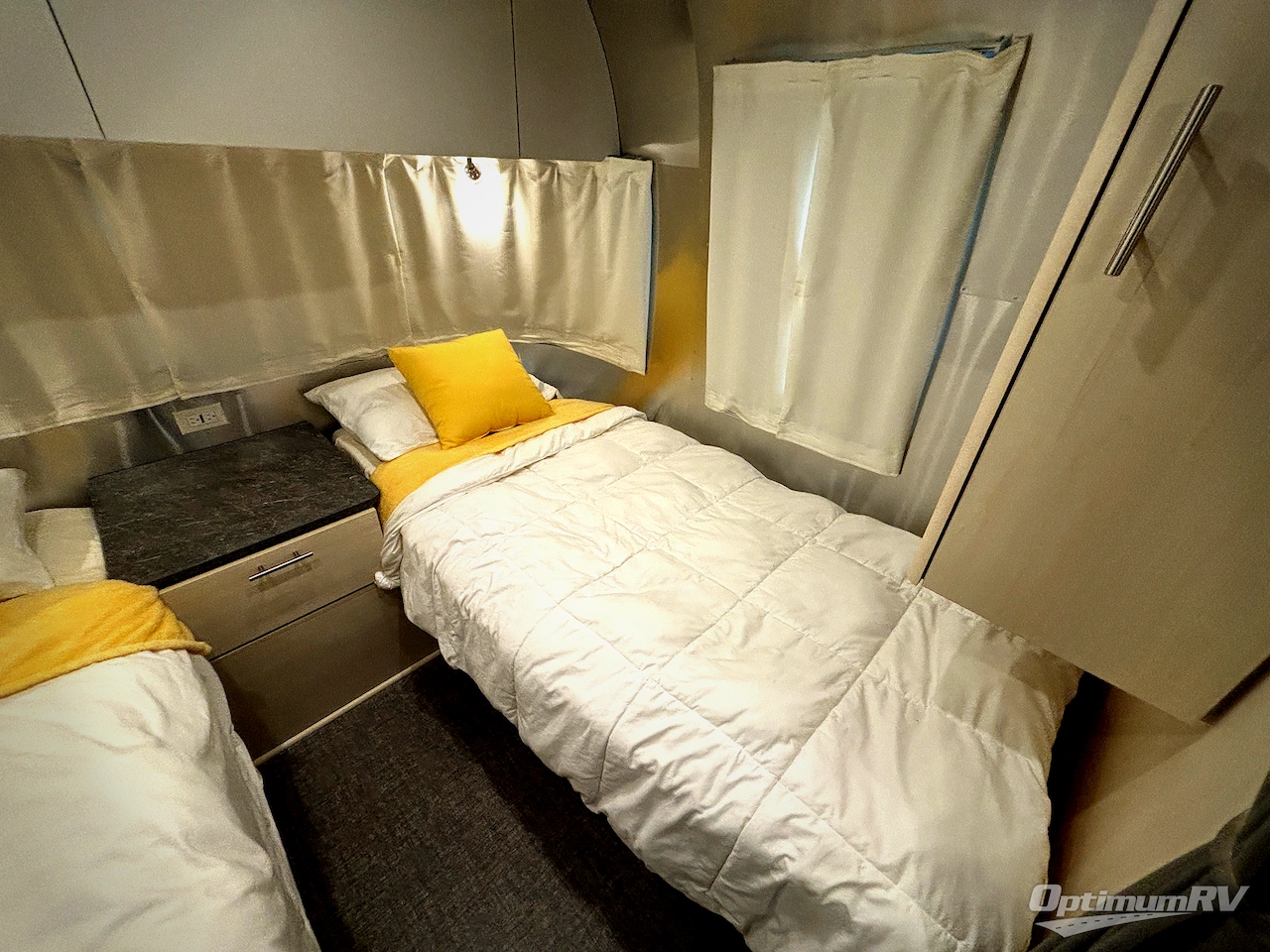 2023 Airstream Flying Cloud 25FB Twin Photo 11