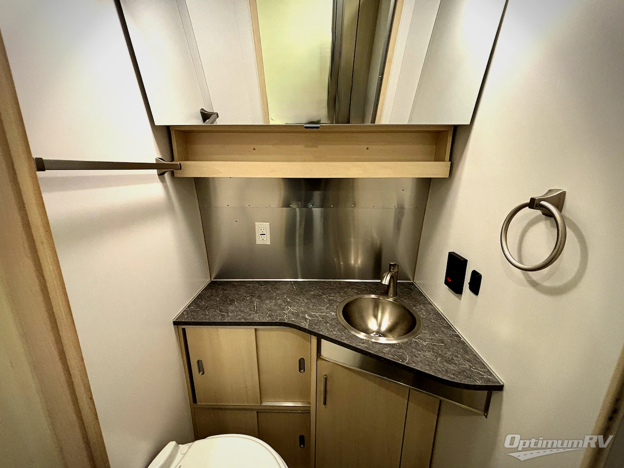 2023 Airstream Flying Cloud 25FB Twin Photo 13