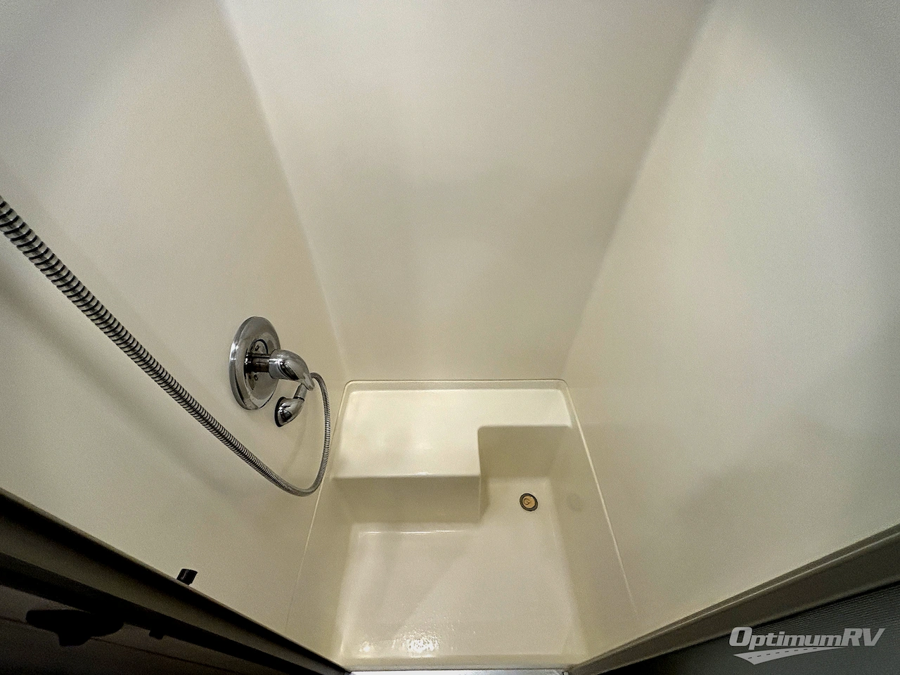 2023 Airstream Flying Cloud 25FB Twin Photo 16