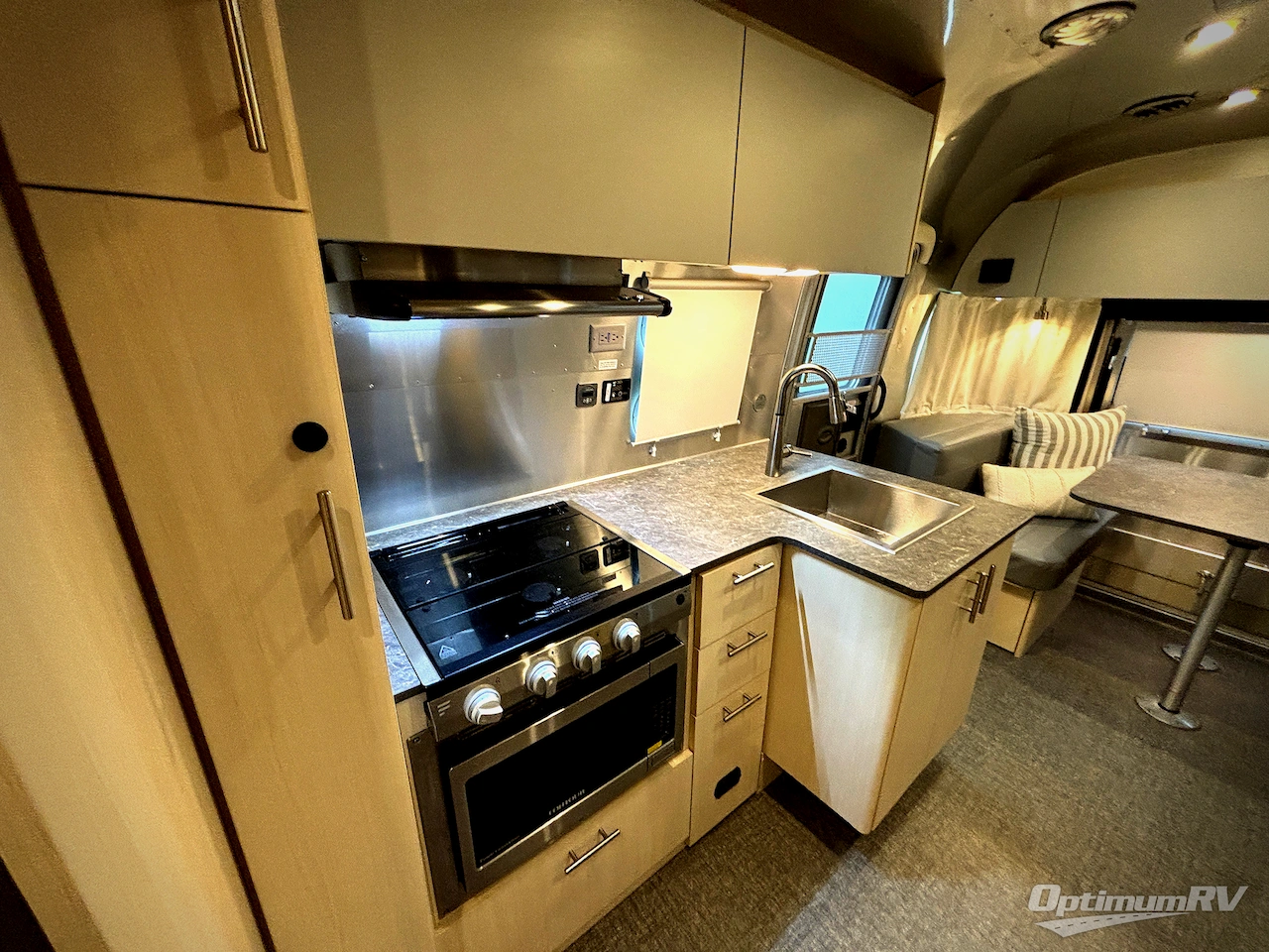 2023 Airstream Flying Cloud 25FB Twin Photo 17