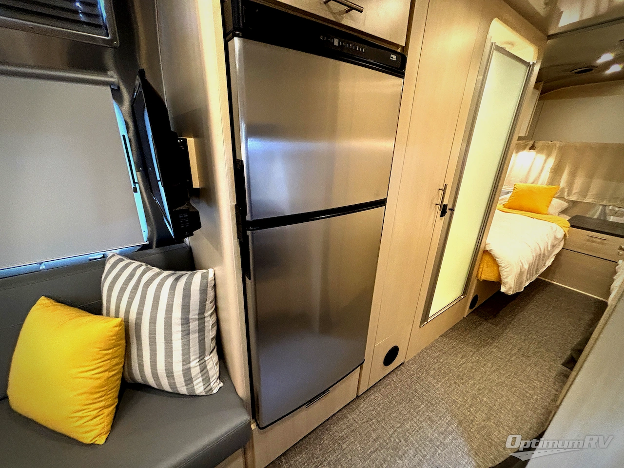 2023 Airstream Flying Cloud 25FB Twin Photo 18