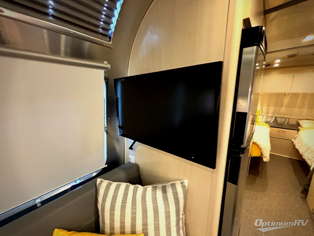 2023 Airstream Flying Cloud 25FB Twin Photo 20