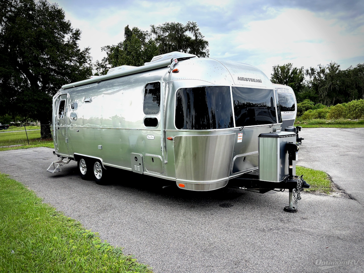 2023 Airstream Flying Cloud 25FB Twin Photo 1