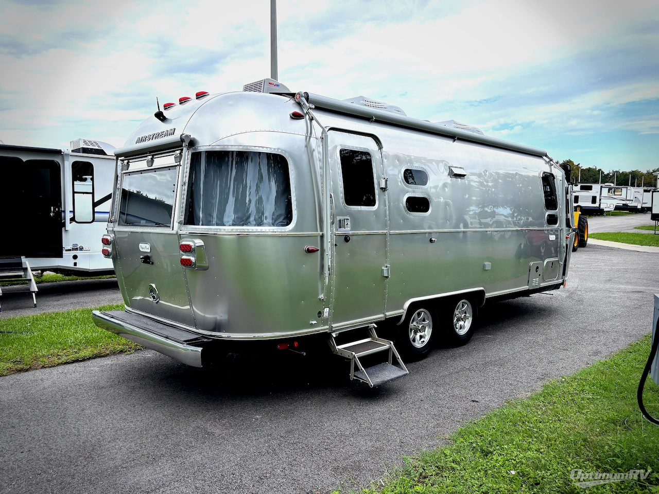 2023 Airstream Flying Cloud 25FB Twin Photo 2
