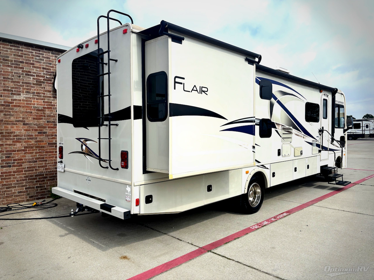 2017 Fleetwood Flair 31B Photo 2