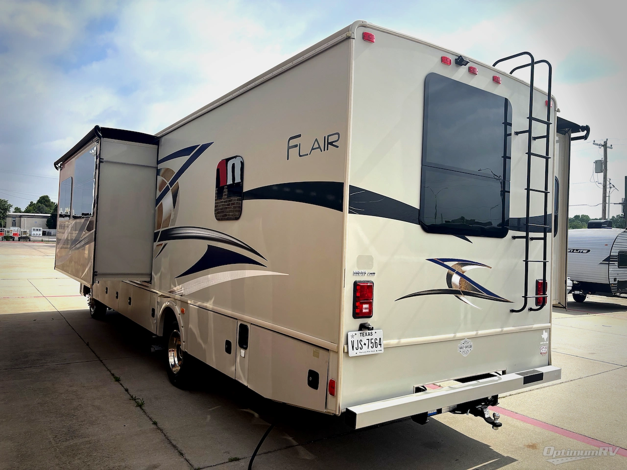 2017 Fleetwood Flair 31B Photo 3