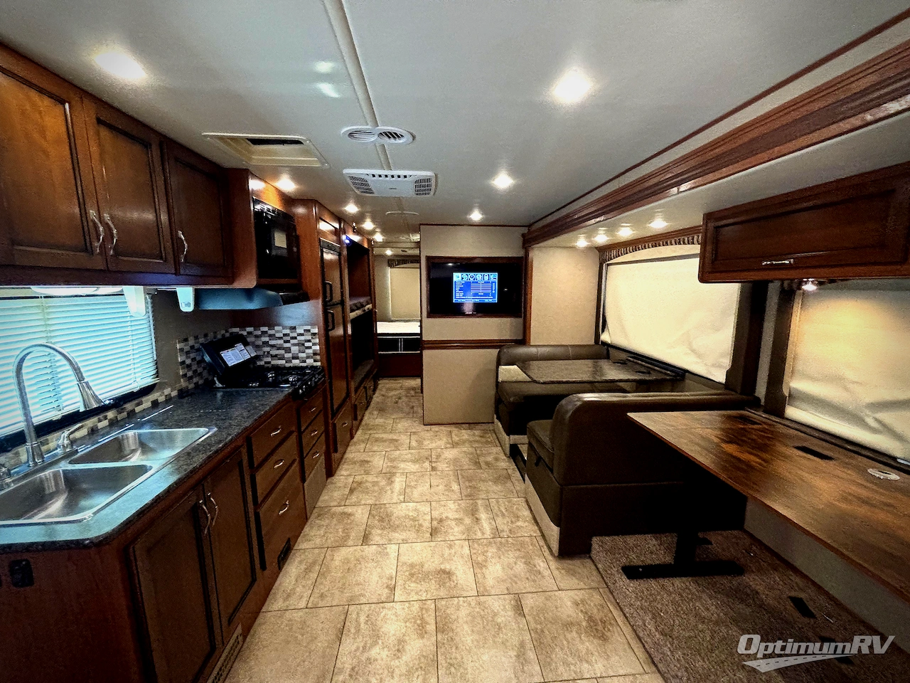 2017 Fleetwood Flair 31B Photo 4