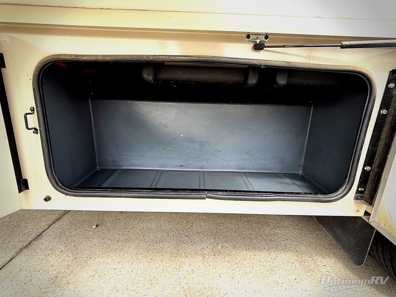2017 Fleetwood Flair 31B Photo 25