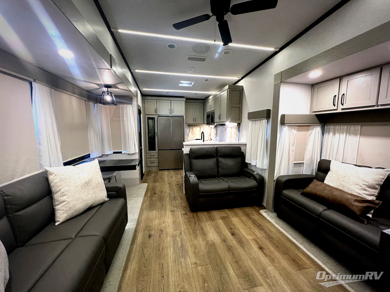 2025 Palomino Columbus 384RKH Photo 5