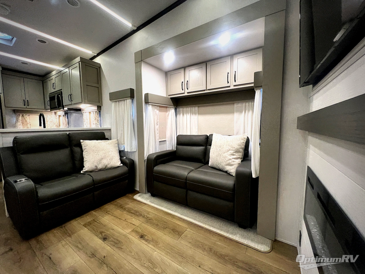 2025 Palomino Columbus 384RKH Photo 7