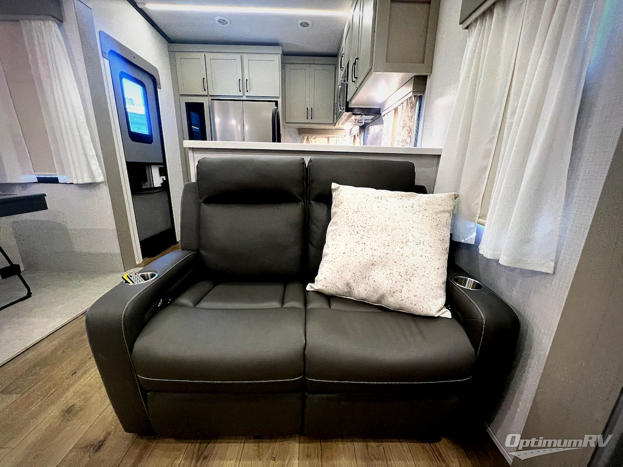 2025 Palomino Columbus 384RKH Photo 9