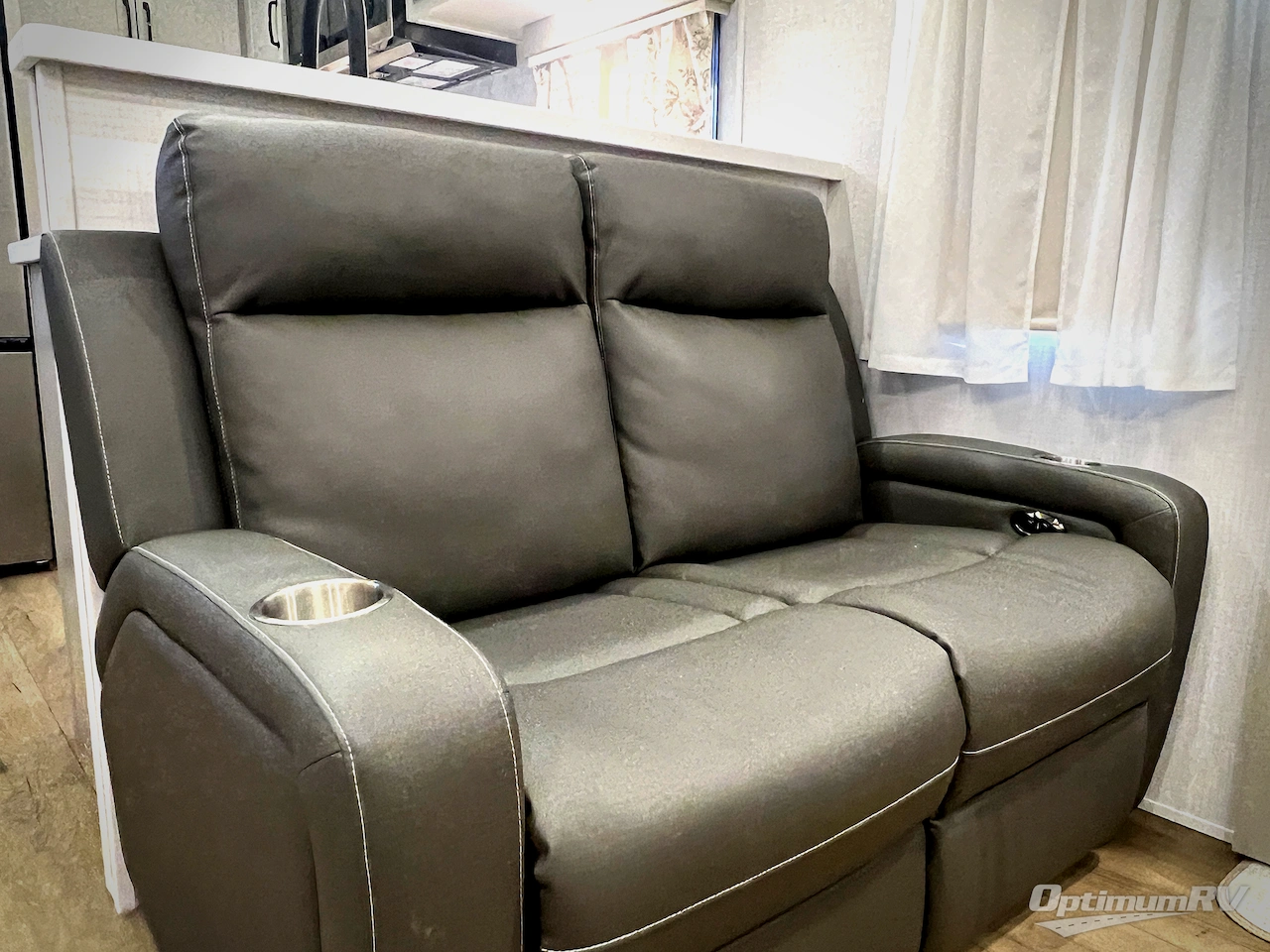 2025 Palomino Columbus 384RKH Photo 11