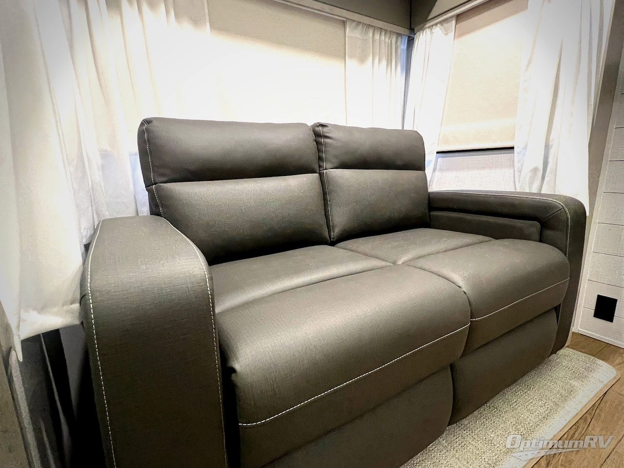 2025 Palomino Columbus 384RKH Photo 15