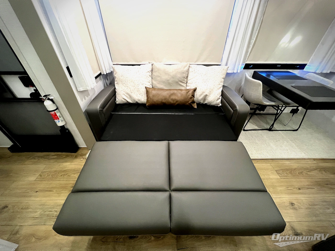 2025 Palomino Columbus 384RKH Photo 22