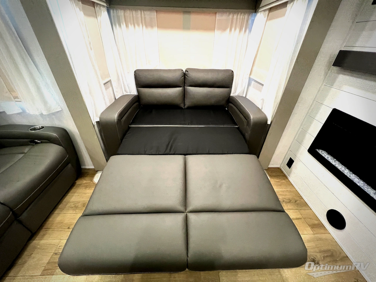 2025 Palomino Columbus 384RKH Photo 24