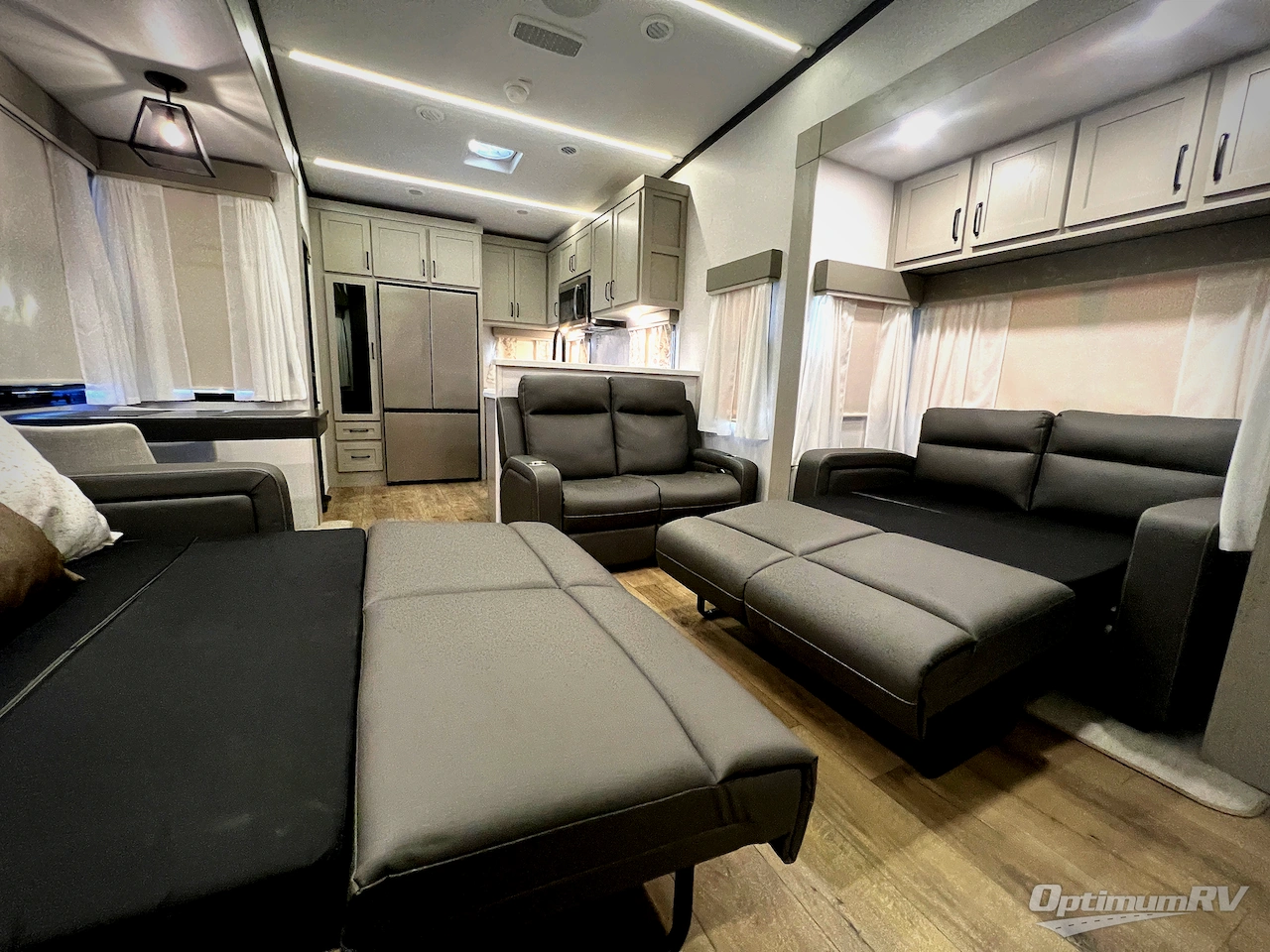 2025 Palomino Columbus 384RKH Photo 26