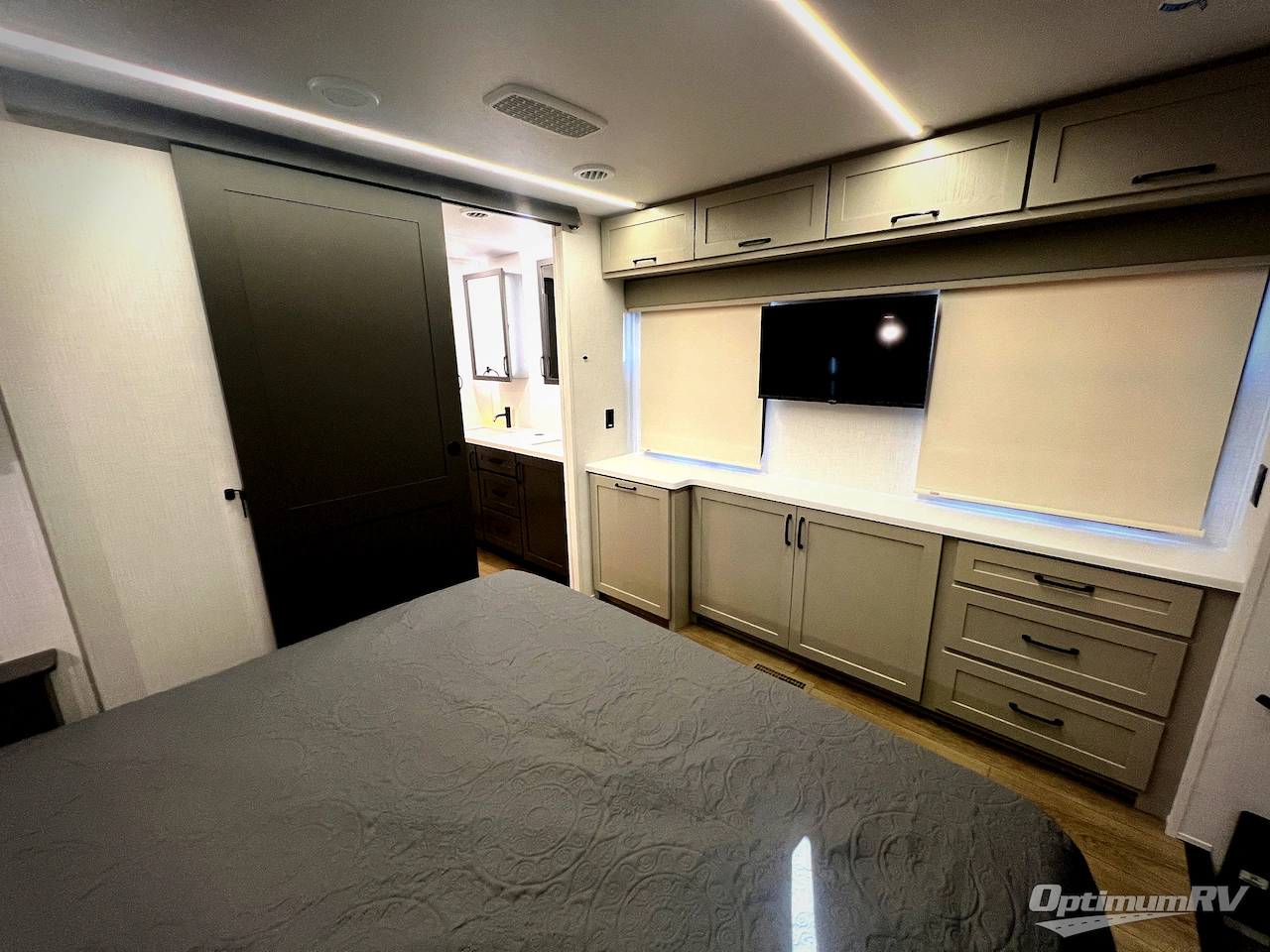 2025 Palomino Columbus 384RKH Photo 56