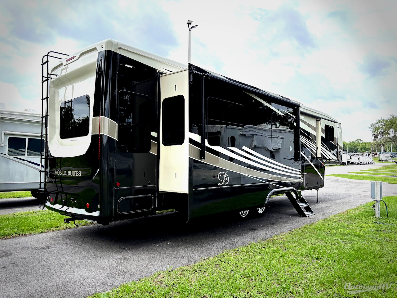 2022 DRV Luxury Suites Mobile Suites 40KSSB4 Photo 2