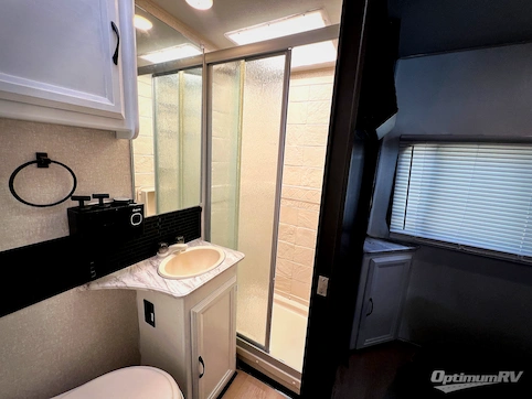 2018 Coachmen Freelander 28BH Ford 450 RV Photo 4