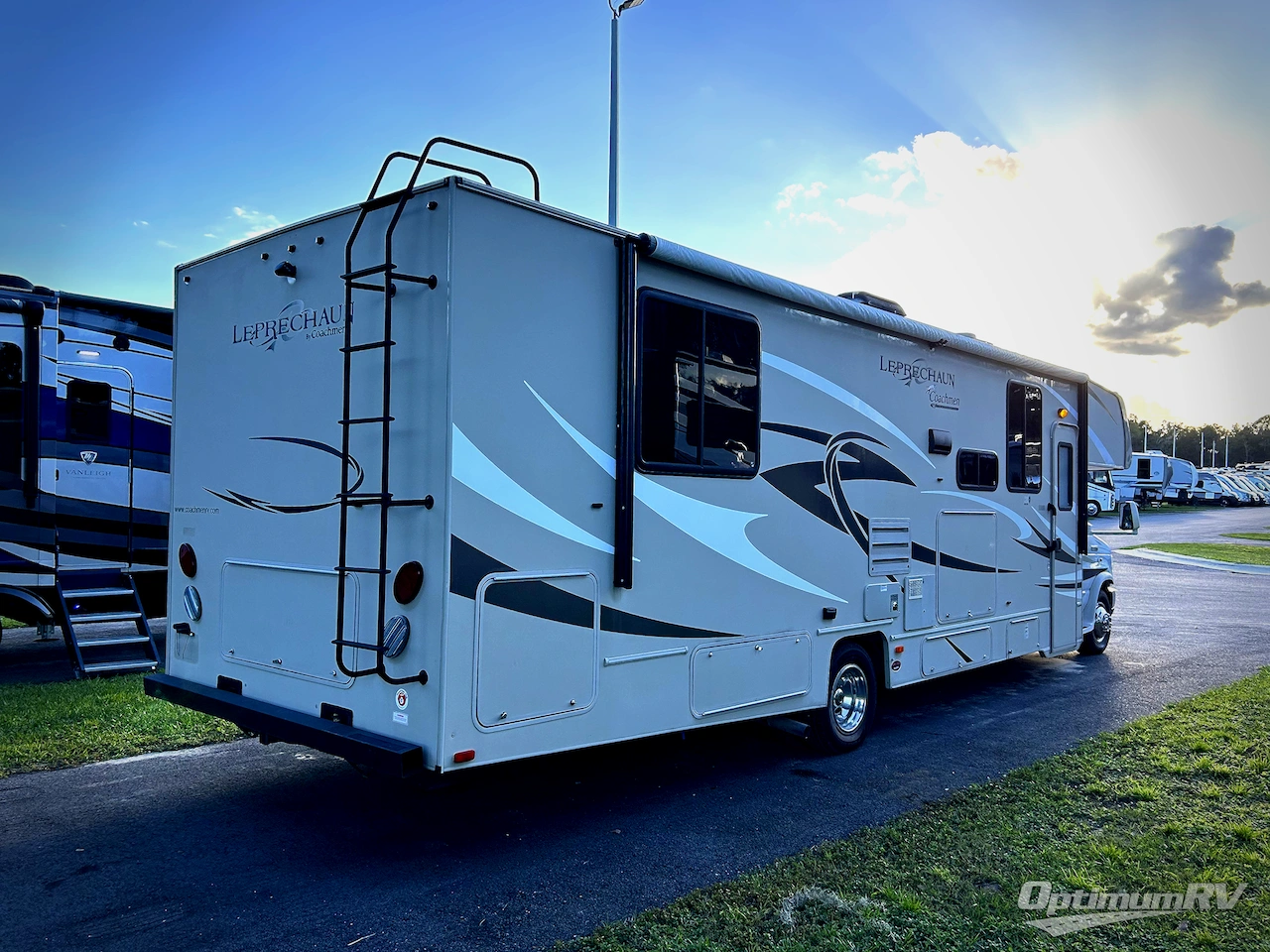 2014 Coachmen Leprechaun 319DS Ford 450 Photo 2