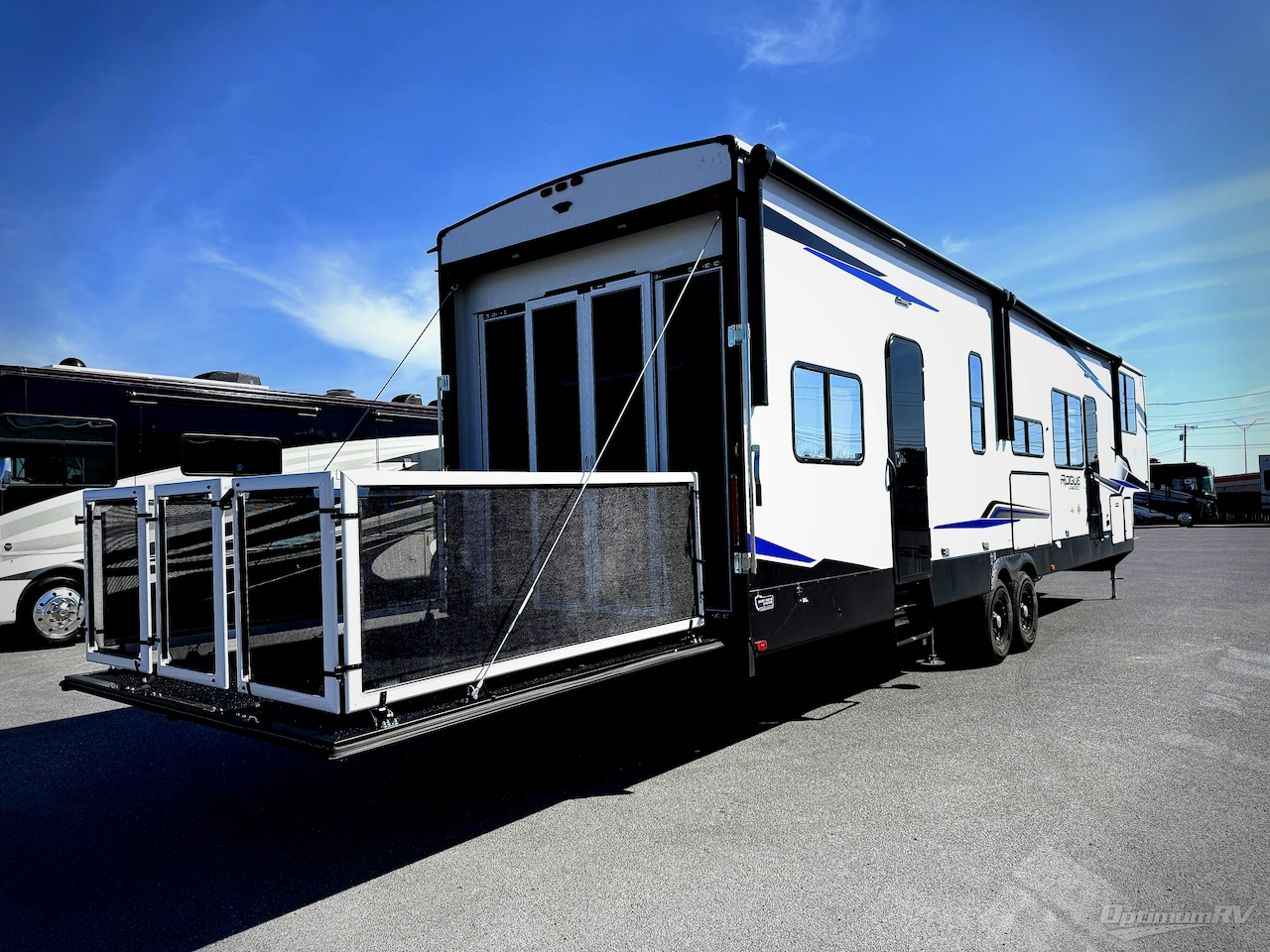 2026 Forest River Cherokee Rogue Armored 4015 Photo 5