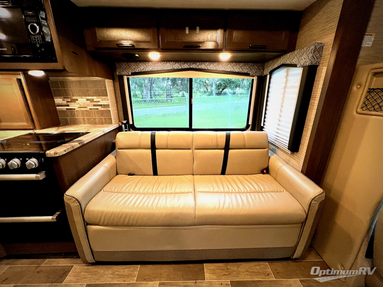 2022 Thor Chateau 27R Photo 9