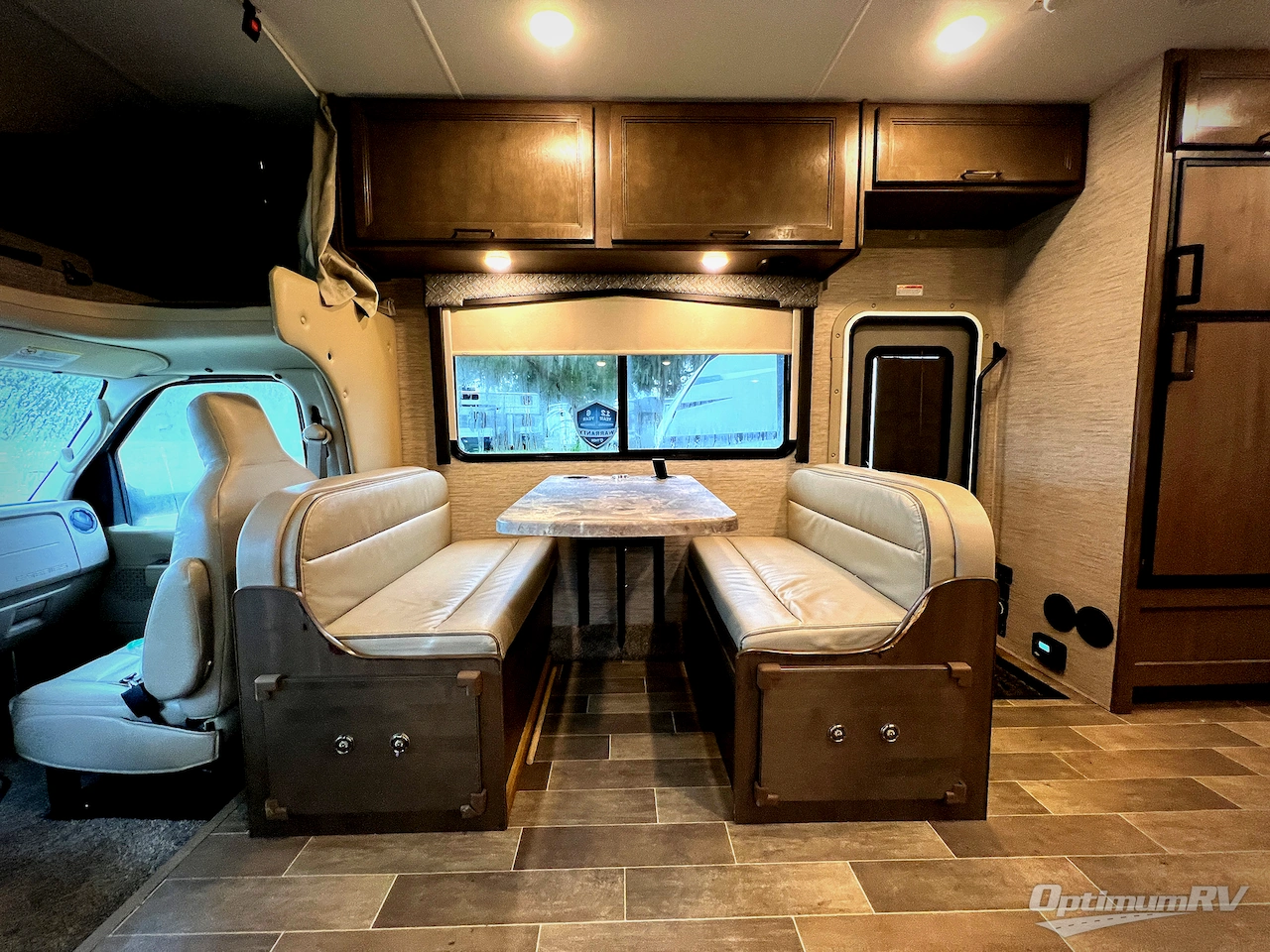 2022 Thor Chateau 27R Photo 10