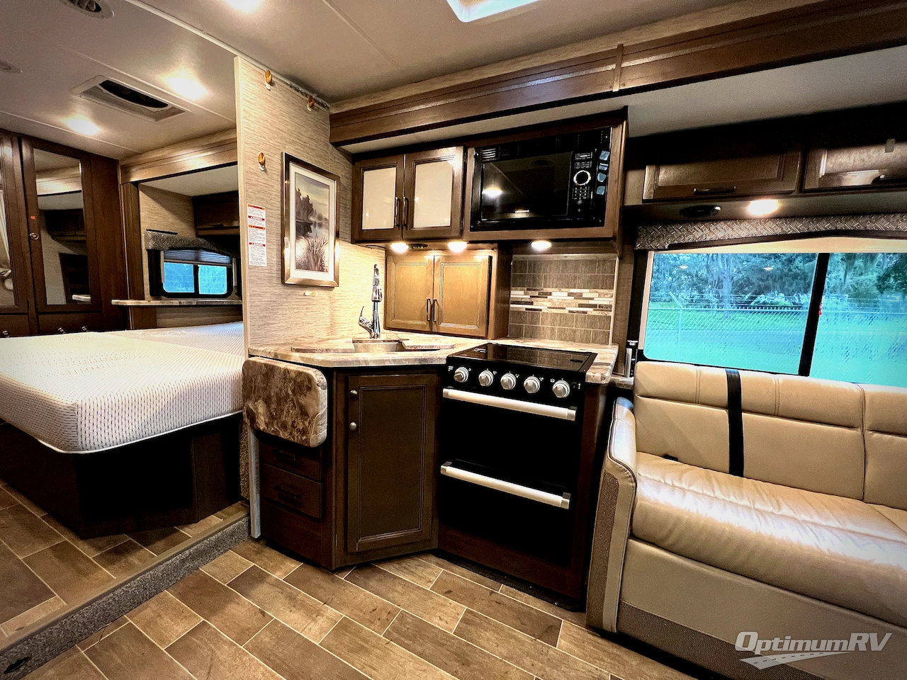 2022 Thor Chateau 27R Photo 11
