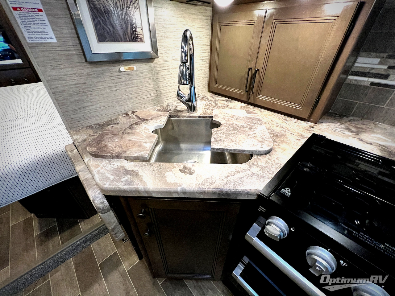 2022 Thor Chateau 27R Photo 12