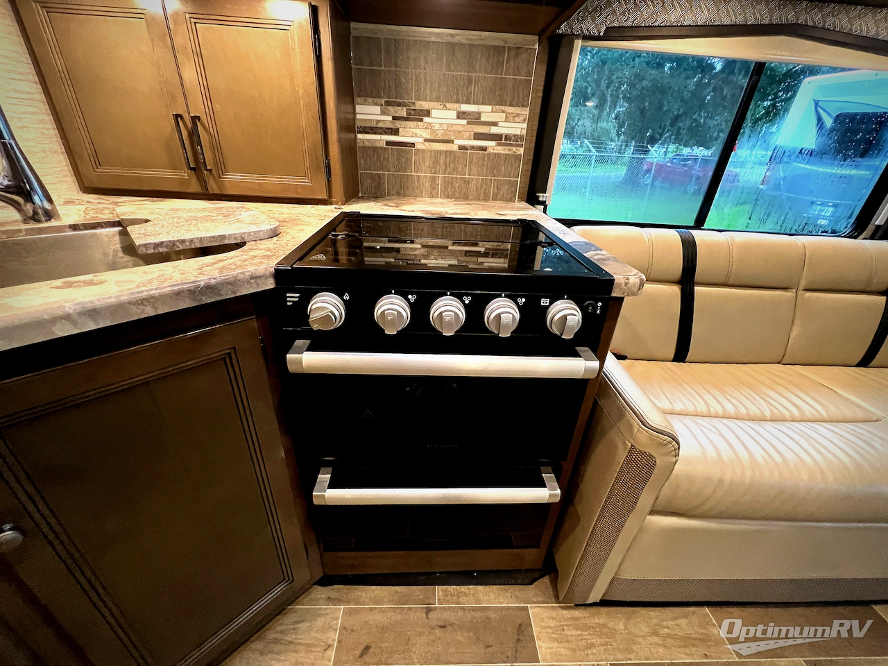 2022 Thor Chateau 27R Photo 13