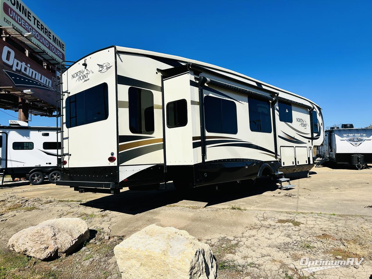 2017 Jayco North Point 377RLBH Photo 2