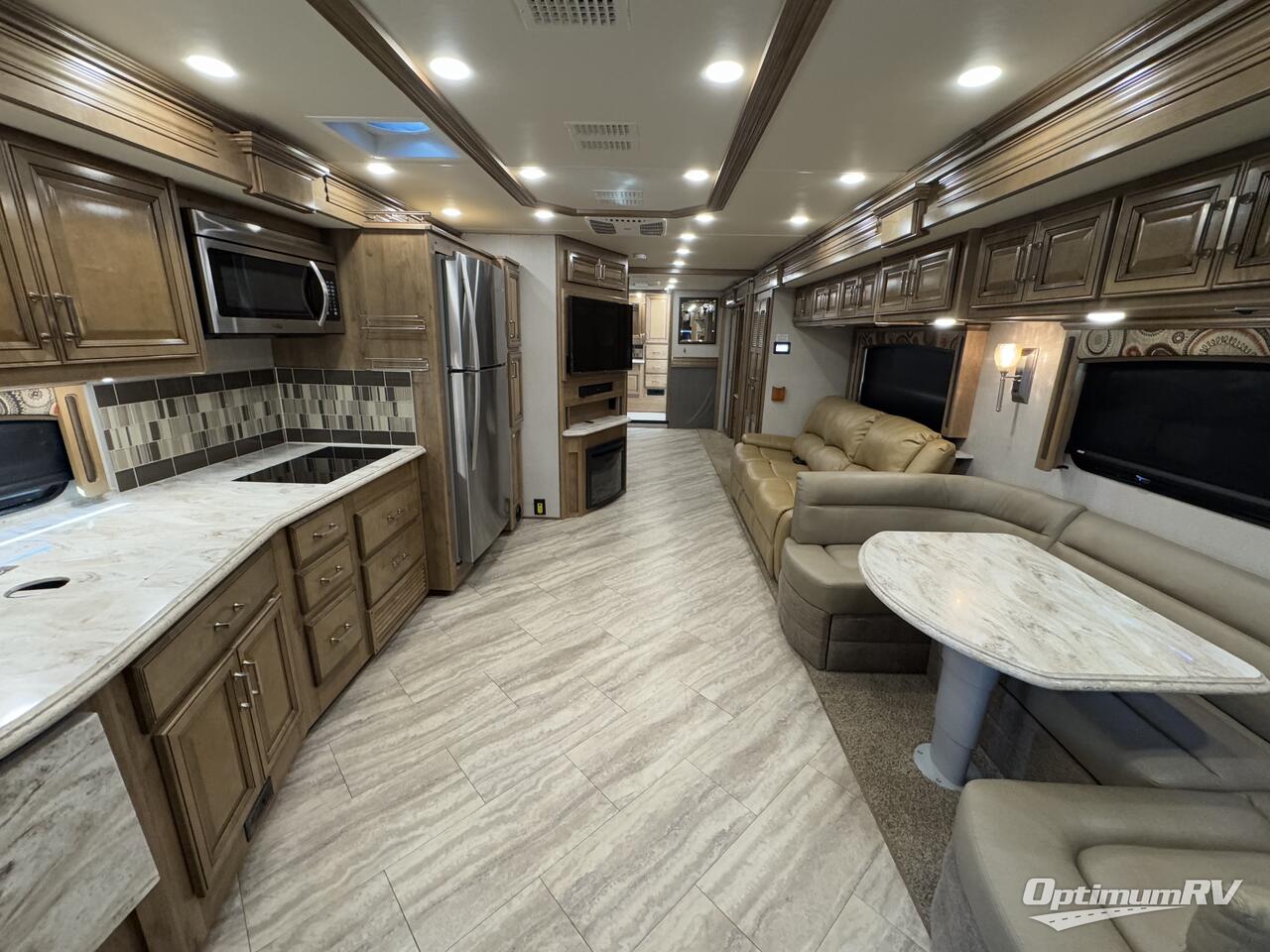 2019 Fleetwood Pace Arrow LXE 38K Photo 3