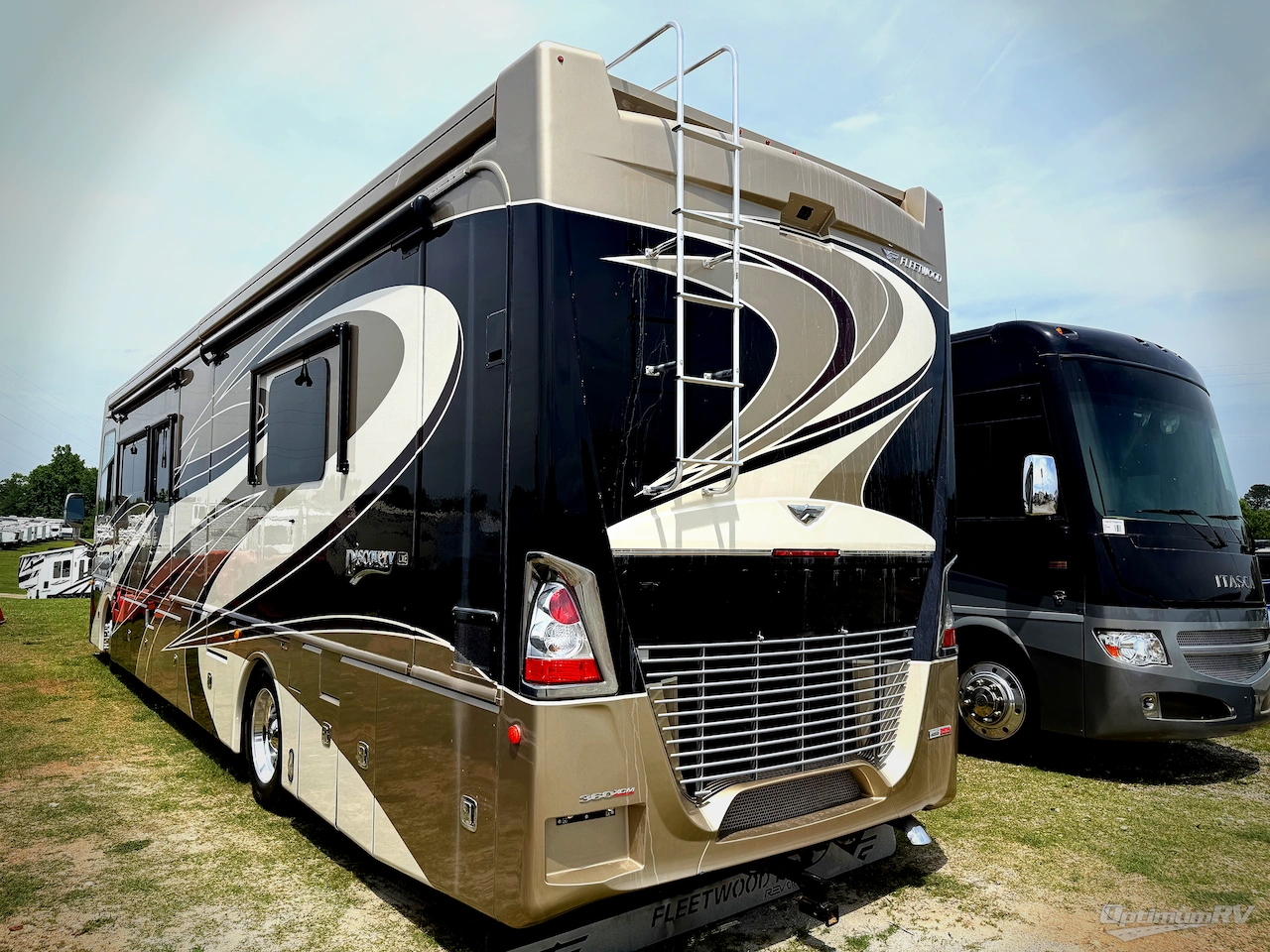 2018 Fleetwood Discovery 39F Photo 3