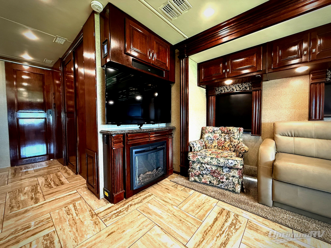 2018 Fleetwood Discovery 39F Photo 7