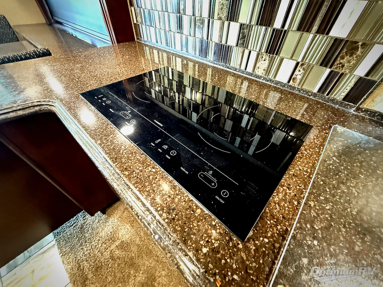 2018 Fleetwood Discovery 39F Photo 11