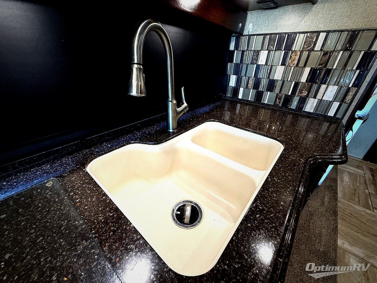 2018 Fleetwood Discovery 39F Photo 12