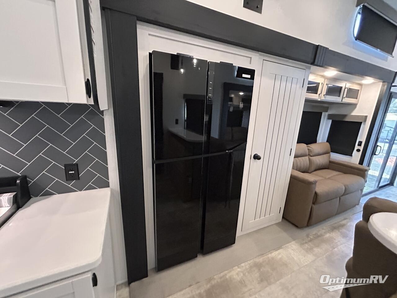 2025 Palomino Puma Destination 403LFT Photo 10