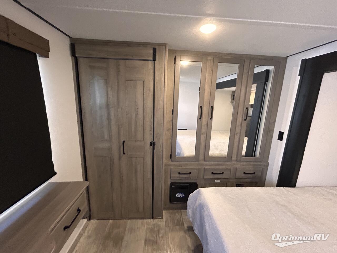 2025 Palomino Puma Destination 403LFT Photo 24