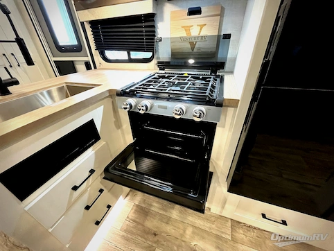 2025 Venture Sienna SA281VQB RV Photo 3