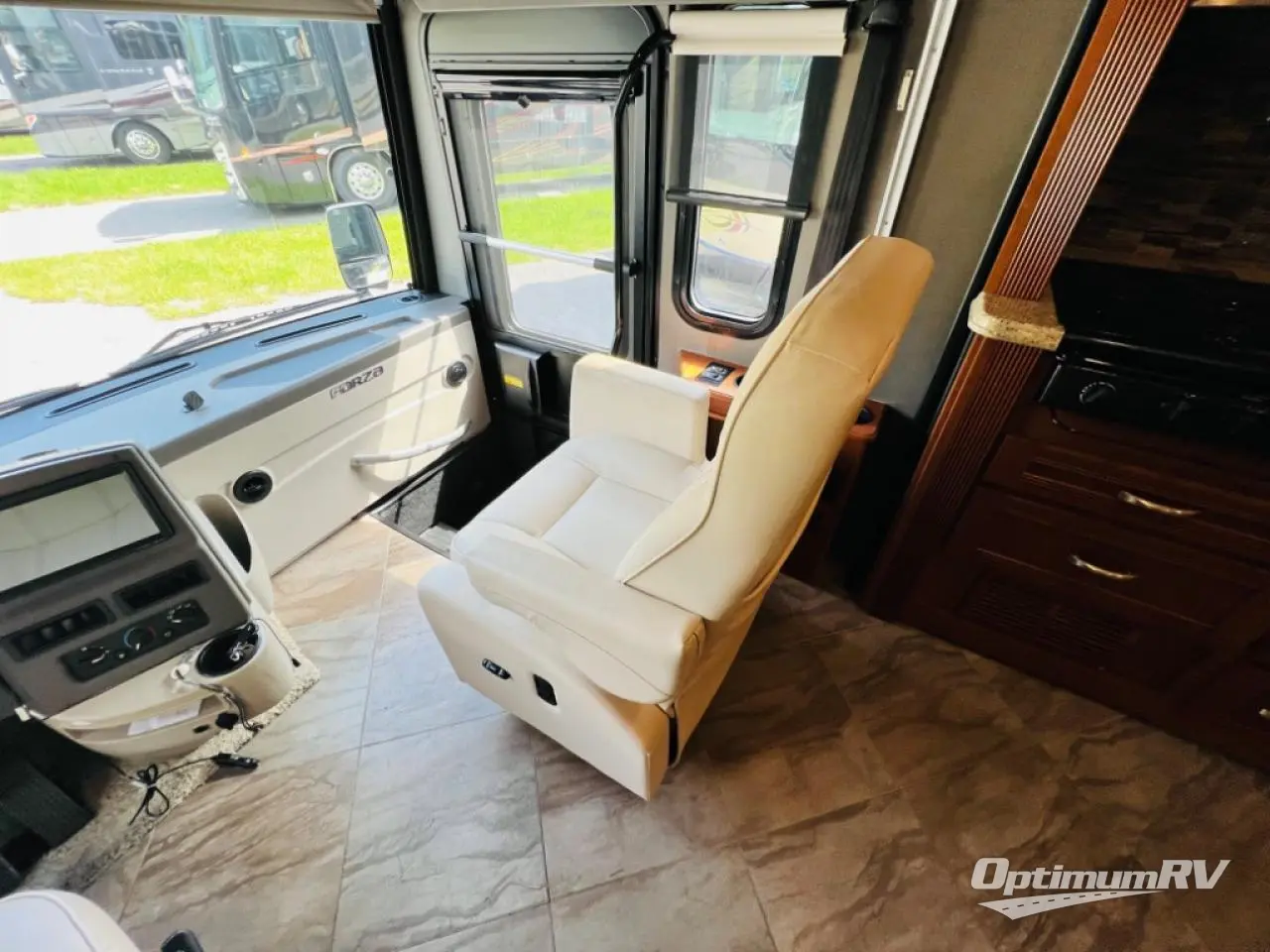 2018 Winnebago Forza 38F Photo 5