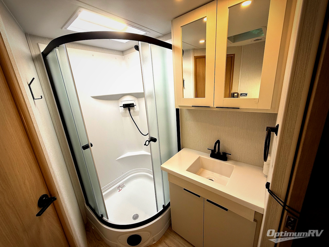 2026 Winnebago Thrive 26FKD Photo 17