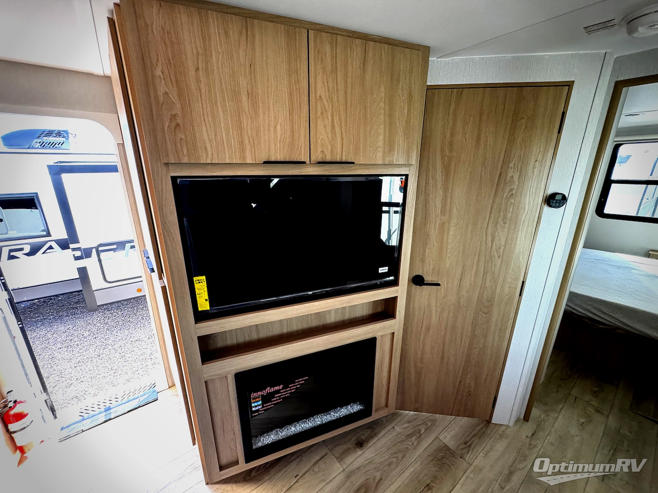 2026 Winnebago Thrive 26FKD Photo 9