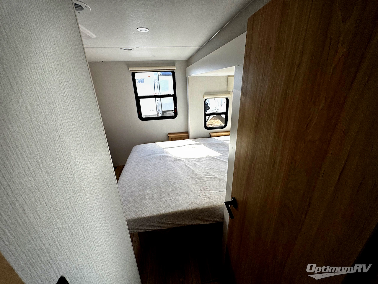 2026 Winnebago Thrive 26FKD Photo 11